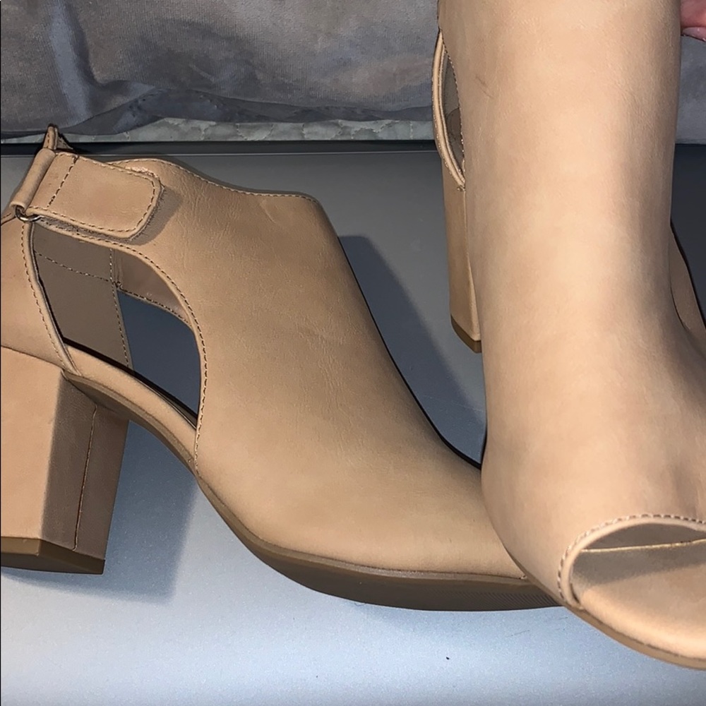 Heels - Picture 2 of 3